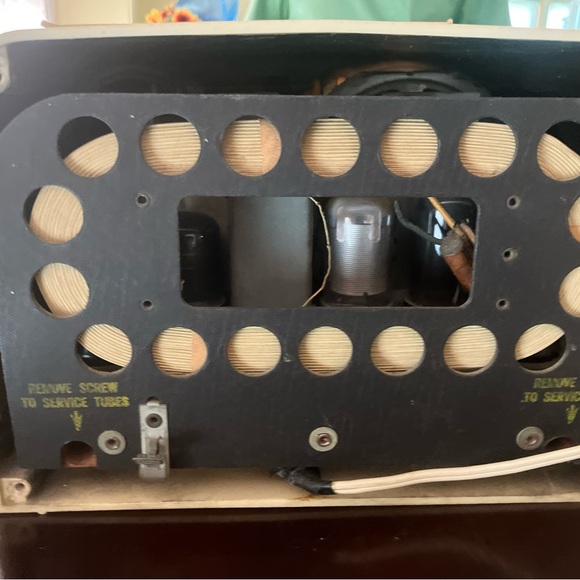 Vintage RCA tube Radio - Picture 3 of 3